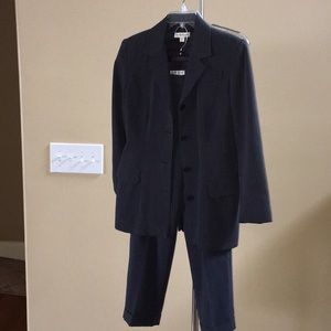 Bebe sz 8 navy pin stripes pant suit pockets cuffs